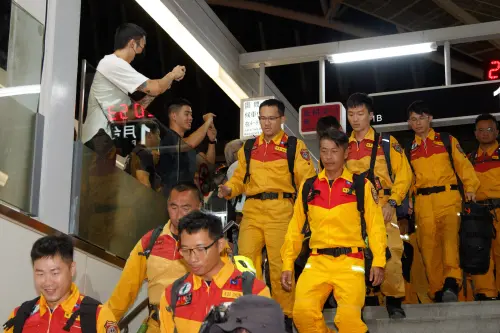 ▲民眾給予團隊迎接與掌聲(圖／柳榮俊翻攝2025.9.28)