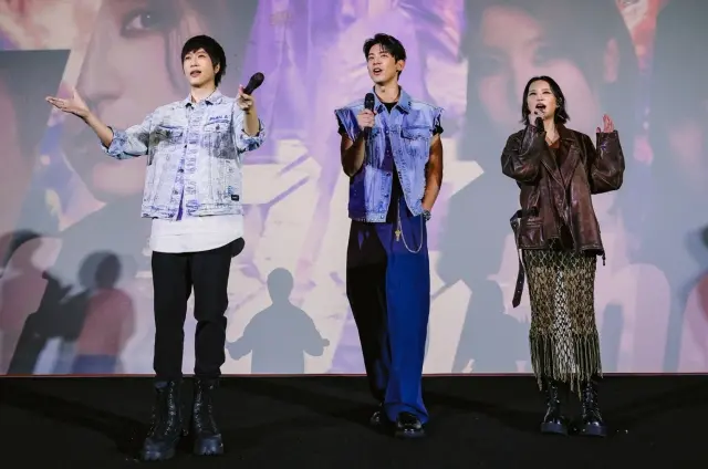 ▲《96分鐘》票房破億，昨（27）日舉辦電影特映會，五月天阿信（左）驚喜現身，合唱林柏宏（中）、法蘭（右），還笑虧林柏宏：「比周杰倫時間還難喬」。（圖／相映音樂提供）