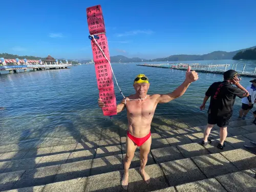 ▲今年日月潭萬人泳渡，首位上岸是來自台中的71歲郭功陽，他以43分鐘游完全程。（圖／南投縣政府提供，2025.09.28）