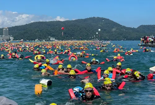 ▲參與日月潭國際泳渡的泳士眾多，常被戲稱是「萬人下水餃」。（圖／南投縣政府提供，2025.09.28）