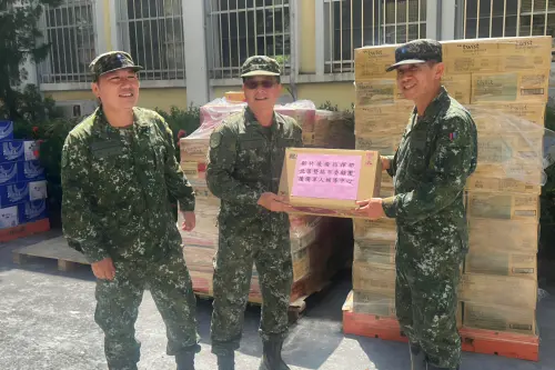 ▲新竹後備指揮官何喬軒（中）將捐贈物資轉交給花防部政戰主任梁庭蔚。（圖／記者莊全成翻攝）