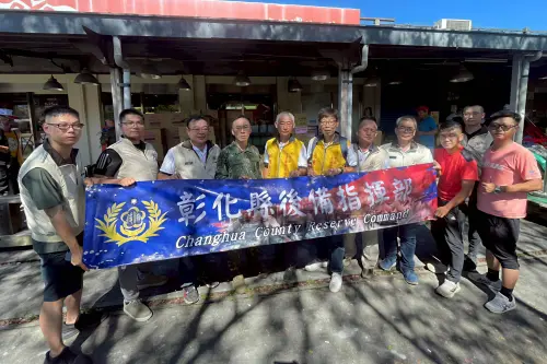 ▲彰化縣後備指揮官梅晉學與各鄉鎮輔導幹部前金災區。（圖／記者莊全成翻攝）