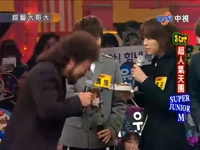 ▲Super Junior M東海（右）2009年在《綜藝大哥大》搞笑Diss張菲、搶走他的福隆便當狂嗑，畫面太經典。（圖／翻攝中視《綜藝大哥大》）