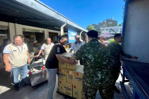 ▲彰化縣後備指揮部與輔導幹部將民生物資送達災區。（圖／記者莊全成翻攝）