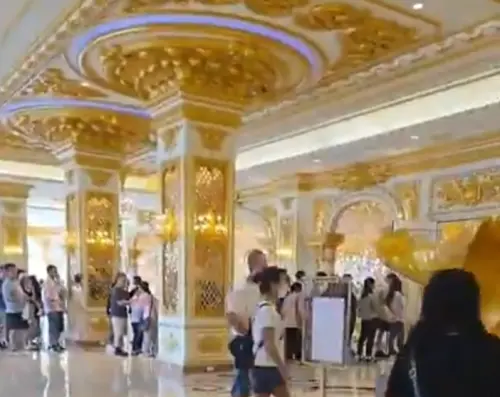 ▲胡董斥資40億打造的啟德總部白宮內部，裝潢金光閃閃，看起來就像是皇宮。（圖／啟德機械起重工程臉書）