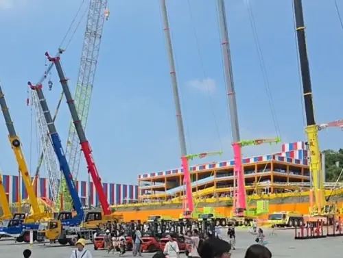 ▲啟德白宮總部展出了啟德公司的大型起重機具，每一台都是造價數千萬至上億元的等級。（圖／啟德機械起重工程臉書）