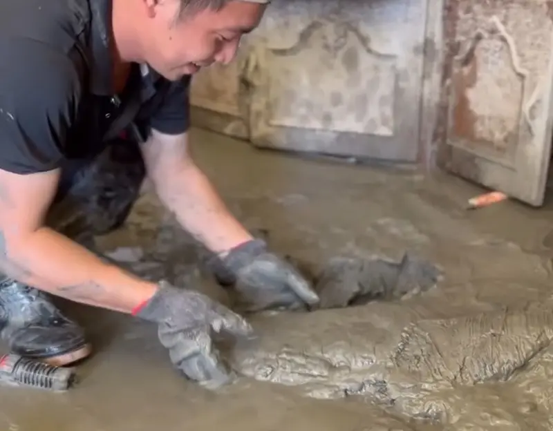 ▲教師節連假有許多鏟子超人前往花蓮光復救災，就有一名志工幫忙5天後，領悟1招輕鬆清理泥土，吸引超過140萬人觀看。（圖／Threads@jinpeiwen授權提供）