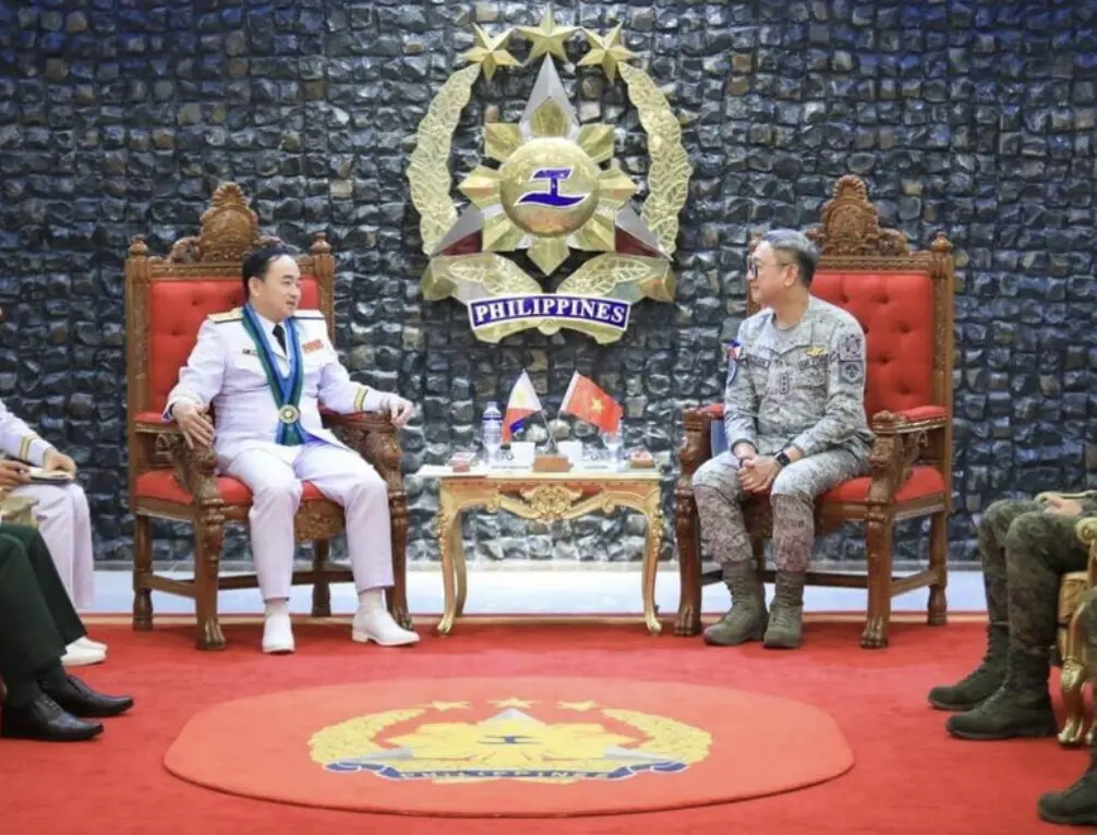 ▲越南人民海軍司令陳清延（Trần Thanh Nghiêm）（左）與菲律賓海軍司令艾茲伯里塔（Jose Ma Ambrosio Q Ezpeleta）（右）在馬尼拉會晤，雙方承諾深化海防合作、共同維護南海安全。（圖／翻攝自菲律賓武裝部隊提供）