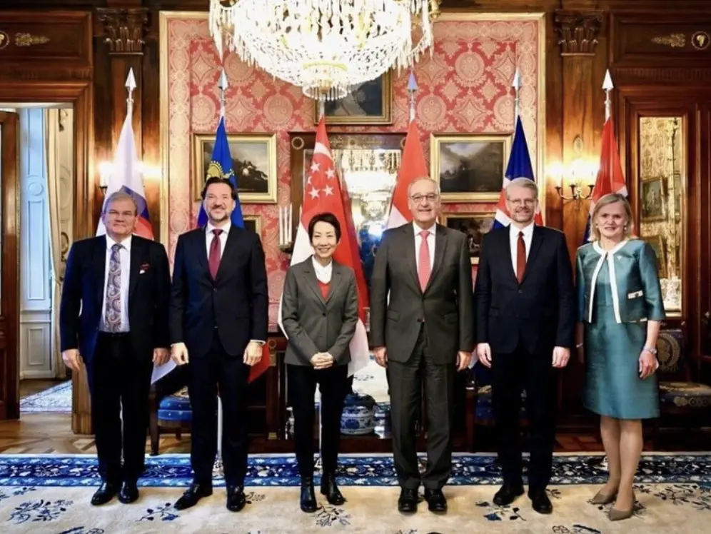 ▲新加坡永續發展與環境部長傅海燕（左三）與歐洲自由貿易協會（EFTA）各國代表共同出席數位經濟協定的簽署典禮，這場儀式象徵雙邊合作邁入數位新里程。（圖／翻攝自新加坡貿工部）