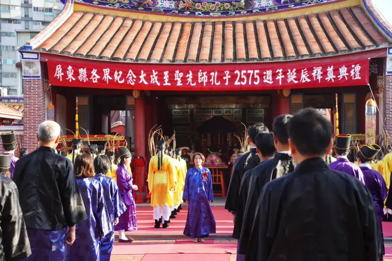 ▲祭孔大典屏東書院登場，由縣長周春米擔任正獻官，率同各界代表依循古禮完成三獻儀式。（圖／屏東縣府提供）