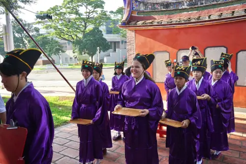 ▲祭孔大典屏東書院登場 外籍生體驗傳統古禮文化。（圖／屏東縣府提供）
