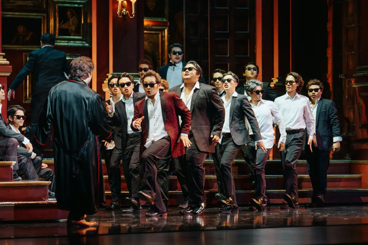 ▲2025 NTT遇見巨人—威爾第歌劇《弄臣》_由NTT╳勇源歌劇合唱團擔綱演出的「反派男團」，展現能唱能演的實力。（圖／台中歌劇院提供）