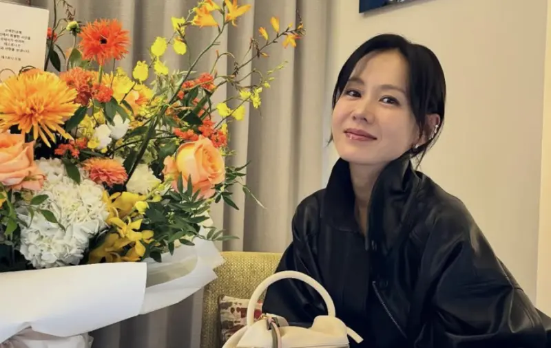 ▲女神孫藝真居然也搭捷運上下班，超親民畫面曝光。（圖／@yejinhand IG）