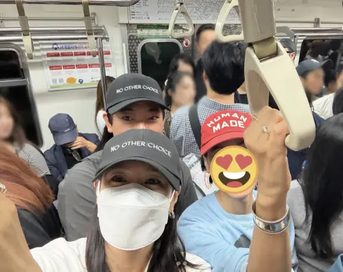 ▲孫藝真（左下）曬出自己搭捷運下班的照片，身邊的乘客竟然沒人發現。（圖／＠yejinhand IG）