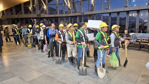 ▲休假中的印尼移工，組成「黑皮志工隊」挺進花蓮救災，畫面曝光也讓一票台灣人感動落淚。（圖／青少年公益組織）