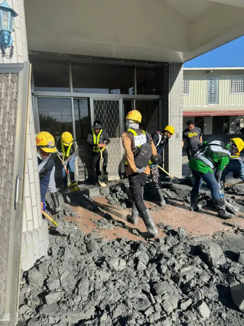 ▲印尼移工已抵達災區幫忙民眾除去淤泥。（圖／翻攝蔡翼陽臉書）