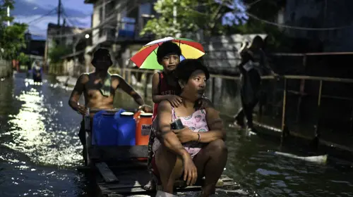 颱風「博羅依」逼近越南　關閉4機場、疏散逾1.5萬居民防災

