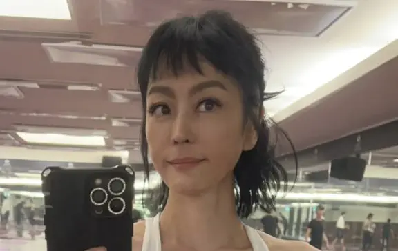 ▲唐玲（如圖）先前罹患胃癌，慘切掉半個胃才康復，今（29）日她就在FB發文，呼籲快戒掉5大壞習慣，還自嘲：「病都是自找的」。（圖／翻攝自FB 唐玲Linh Linh）