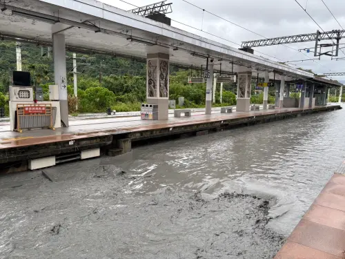 ▲花蓮馬太鞍溪堰塞湖日前溢流，水流蔓延至光復車站，光復車站及北端路線軌道也一度遭淹沒。（圖／翻攝自台灣便當管理局-附屬鐵路部）