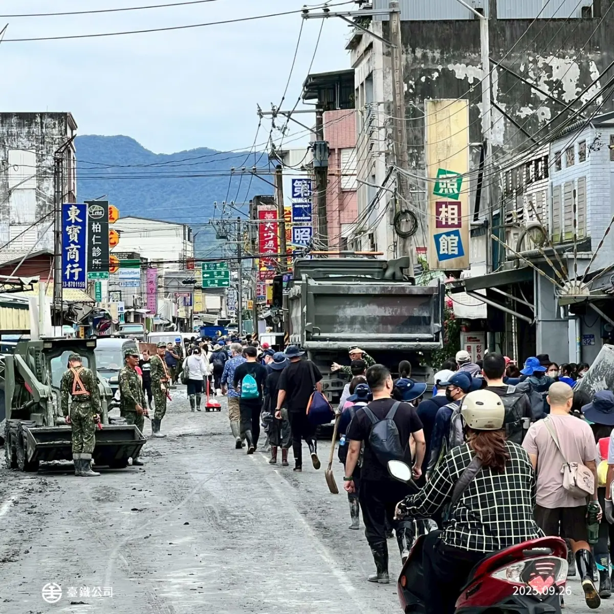 ▲鏟子超人集結花蓮災區，幫忙協助救災、重建。（圖／台鐵公司）