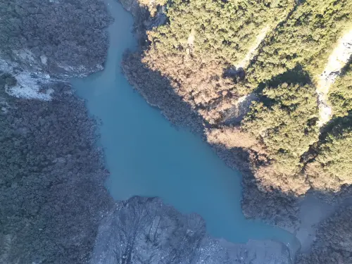 最新無人機空拍照曝！馬太鞍溪堰塞湖蓄水量減少　仍維持紅色警戒
