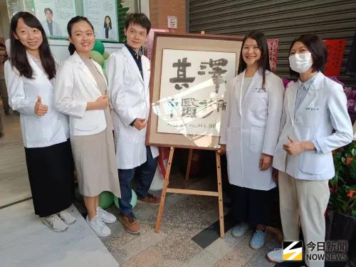 ▲林親怡率年輕醫師返創辦其澤中醫診所，這支平均年齡不及35歲，充滿生命力年的團隊，要全力守護鄉親健康。（圖／記者金武鳳攝，2025.9.28)  