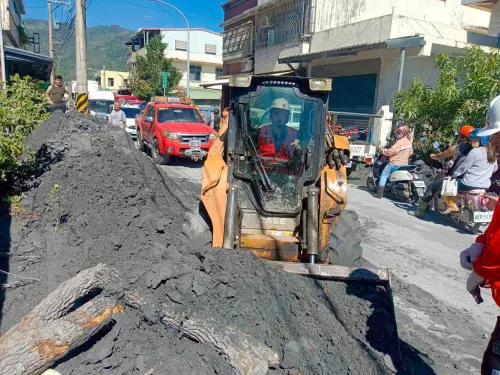 ▲ 南市府已協助21戶災民完成清淤，工務局表示，將持續奮戰，投入更多復原作業，期望儘快恢復居民生活秩序。花蓮縣政府也對台南的及時支援表達感謝，認為這份心意與實質幫助，對災民來說別具意義。（圖 ／南市府提供）