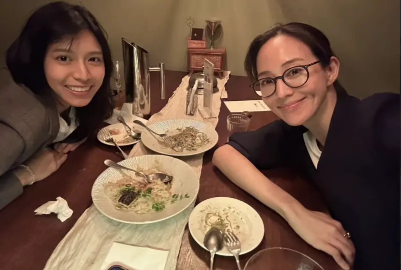 ▲張鈞甯（右）變身經紀人，簽下潛力新秀陳孟琪（左），陳孟琪之前隨新片《女孩不平凡》劇組前往釜山影展，竟然錯過與最期待的梁朝偉合照。（圖／甯聚力文創提供）