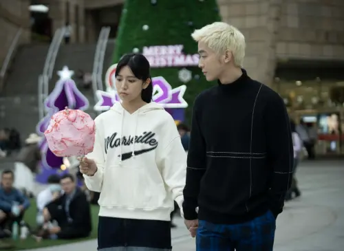 ▲陳孟琪（左）和小樂（右）在《師大公園地下社會》對手戲不少，彼此也變熟。（圖／甯聚力文創提供）