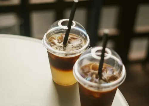 ▲有台灣人目睹，有乘客手拿手搖飲料想上韓國公車，卻被司機拒載的情景。（圖／取自unsplash）