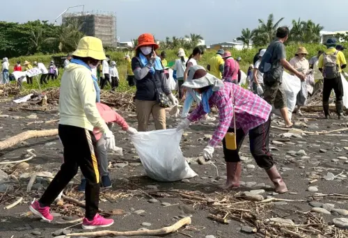▲產業園區管理局屏南產業園區服務中心攜手中鋼碳素化學公司等企業，共同舉辦淨灘活動，以為守護海洋盡一份心力。(圖／中鋼碳素化學公司提供)