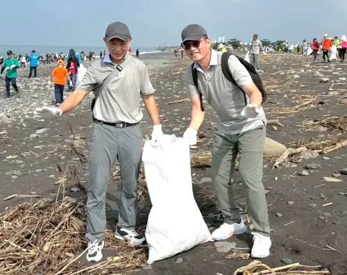 ▲中鋼碳素化學公司總經理方明達參與淨灘活動，以為守護海洋盡一份心力。(圖／中鋼碳素化學公司提供)
