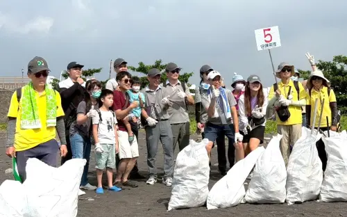 ▲中鋼碳素化學公司員工參與淨灘活動，展現成果。(圖／中鋼碳素化學公司提供)