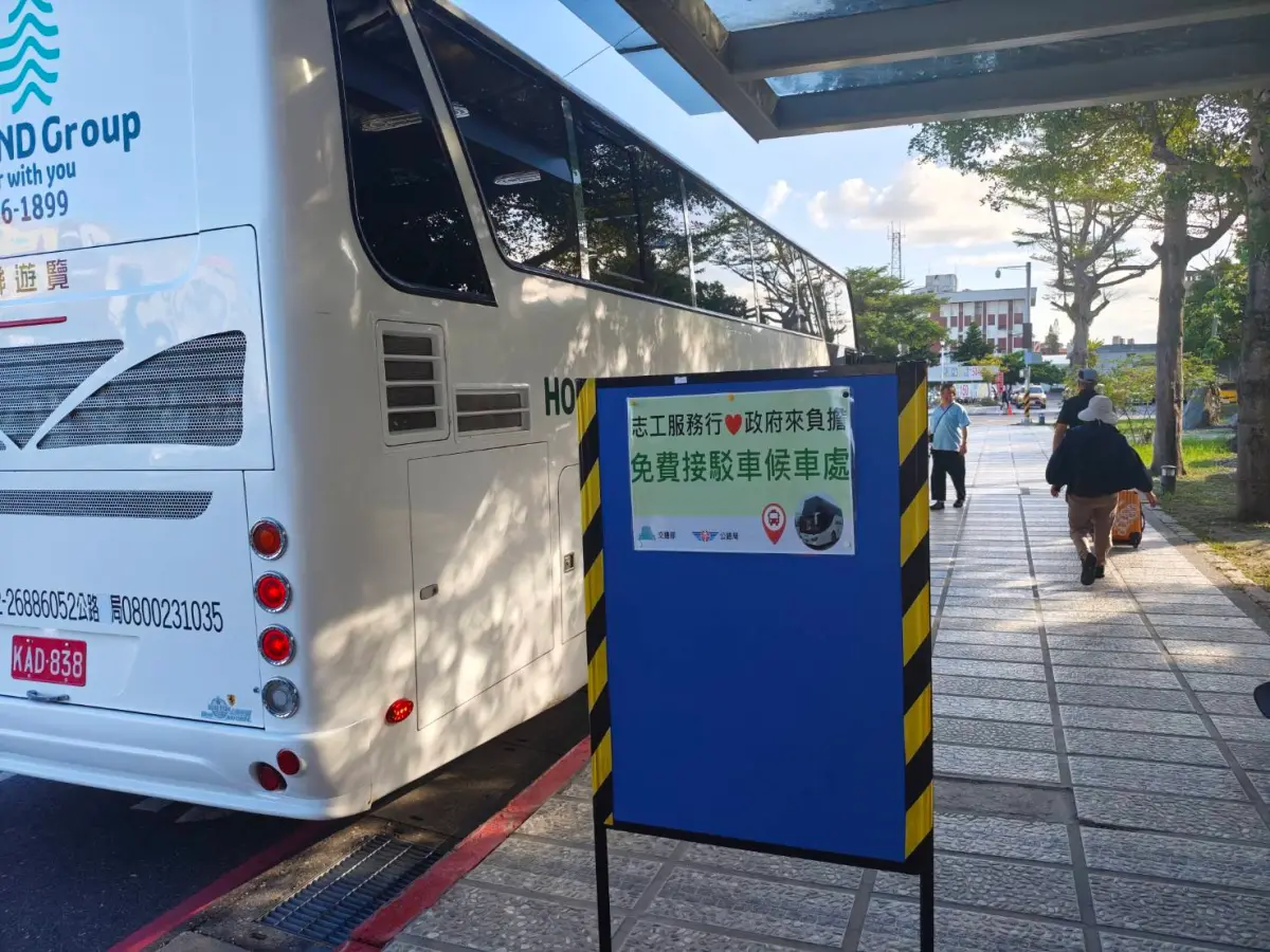 ▲交通部今（28）日啟動「志工服務行，政府來負擔」大客車免費接駁專車計畫，讓志工順利抵達受災點，協助光復地區家園清理。（圖／交通部提供）