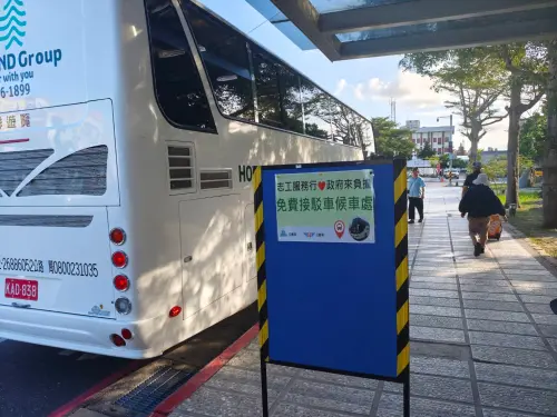 鏟子超人奔救災　每天6輛大客車免費接駁
