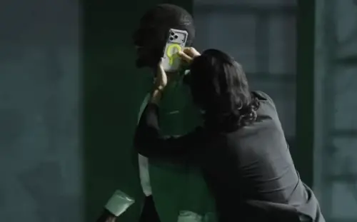 ▲4月就拍完的《中文怪物》畫面中，竟然出現了9月中才發售的全新iPhone。（圖／Ku's dream酷的夢- YouTube）