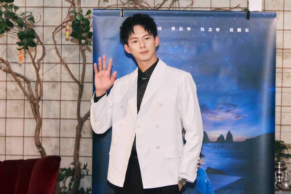 ▲吳念軒以《星空下的黑潮島嶼》入圍金鐘60迷你劇集最佳男主角獎，睽違7年再度入圍，得知時感動落淚，馬上告訴家人，媽媽只傳了一個讚的貼圖相當淡定。（圖／客台提供）