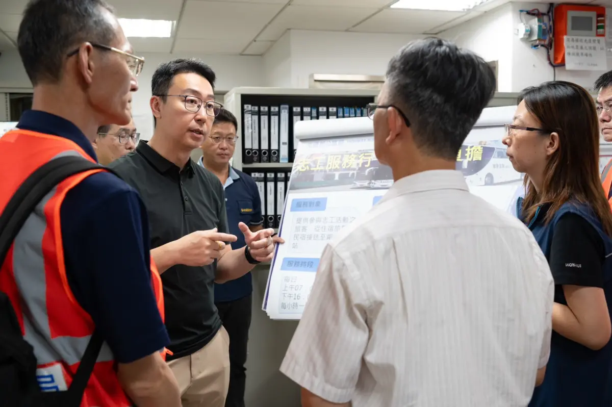 ▲交通部部長陳世凱澄清馬太鞍溪橋便道橋面未被沖毀而是被淹沒，今（22）日水退後清潔泥濘，中午前路面就可恢復。（圖／交通部提供）