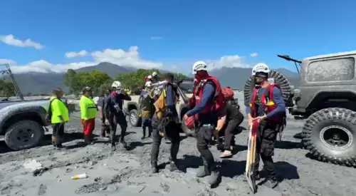 ▲高雄市特搜隊28日進駐佛祖街「政旺砂石場」，展開大規模開挖行動，全力搜救失蹤女子。（圖／翻攝畫面）