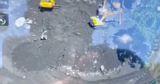 ▲花蓮馬太鞍溪堰塞湖釀災，高雄特搜隊進駐光復砂石場全力尋找失聯女子，出動怪手、搜救犬與無人機持續搜救。（圖／翻攝畫面）