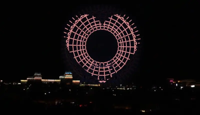 ▲麗寶樂園渡假區明起點亮摩天輪燈光秀，「超人們，有你真好，花蓮加油 ❤️」文字，感謝國軍、醫護、鏟子超人等伸出援手的大家，為花蓮光復鄉災區加油。（圖／麗寶樂園提供）