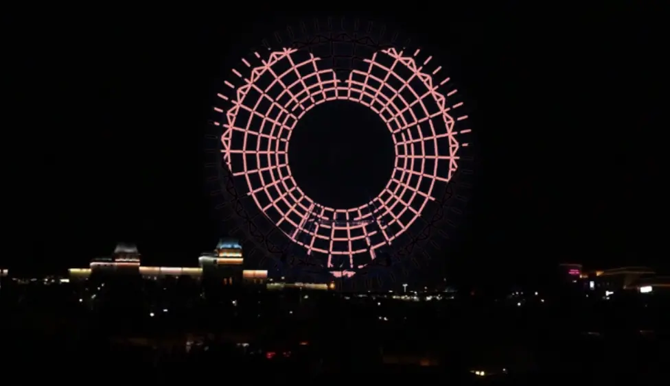 ▲麗寶樂園渡假區明起點亮摩天輪燈光秀，「超人們，有你真好，花蓮加油 ❤️」文字，感謝國軍、醫護、鏟子超人等伸出援手的大家，為花蓮光復鄉災區加油。（圖／麗寶樂園提供）