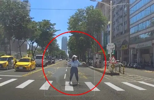 把馬路當夜店?高雄女子斑馬線中央跳舞15秒　行車紀錄器曝光熱議
