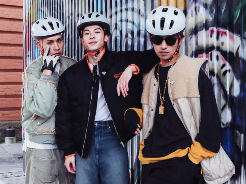 ▲許光漢（中）參加《出去一下WHAT A TRIP》，卻在過程中遭到黃宣（左）的「屁殺技」偷襲，苦笑好像有吸到。陳柏霖（右）則是某次在車上聞到氣味，趕忙要開車窗。（圖／出去一下提供）