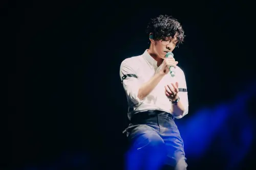 ▲盧廣仲（如圖）一連3天舉辦《傷心早餐店》演唱會，深情演唱之外，也有無厘頭的舉動，例如邀觀眾現場冥想8分鐘。（圖／寬宏藝術提供）