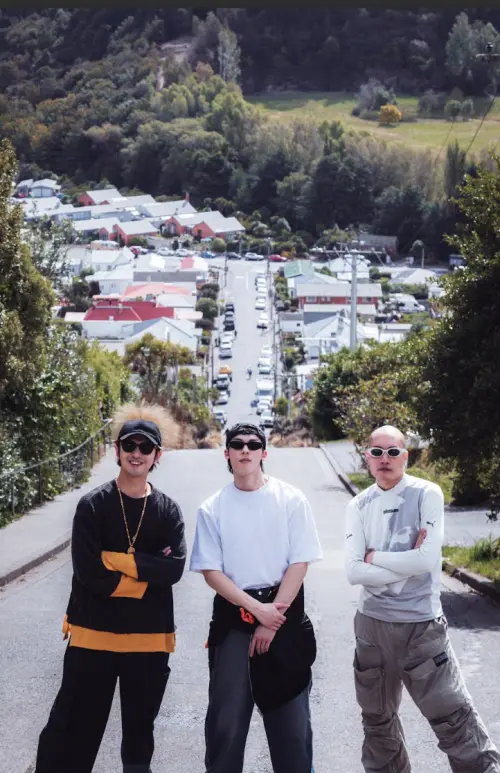 ▲陳柏霖（左起）、許光漢、黃宣在《出去一下WHAT A TRIP》穿梭但尼丁的大街小巷，邊瀏覽城市風光，邊尋找線索。（圖／出去一下提供）