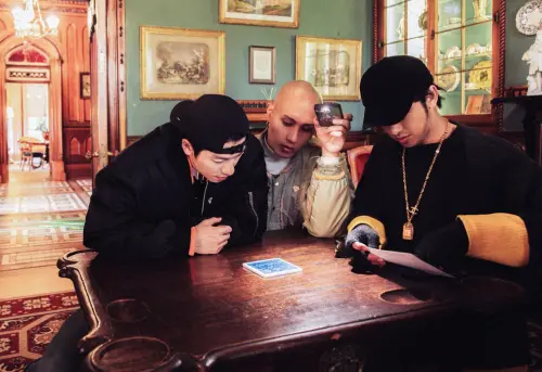 ▲許光漢（左起）、黃宣、陳柏霖認真解謎，找尋寶物的相關線索。（圖／出去一下提供）