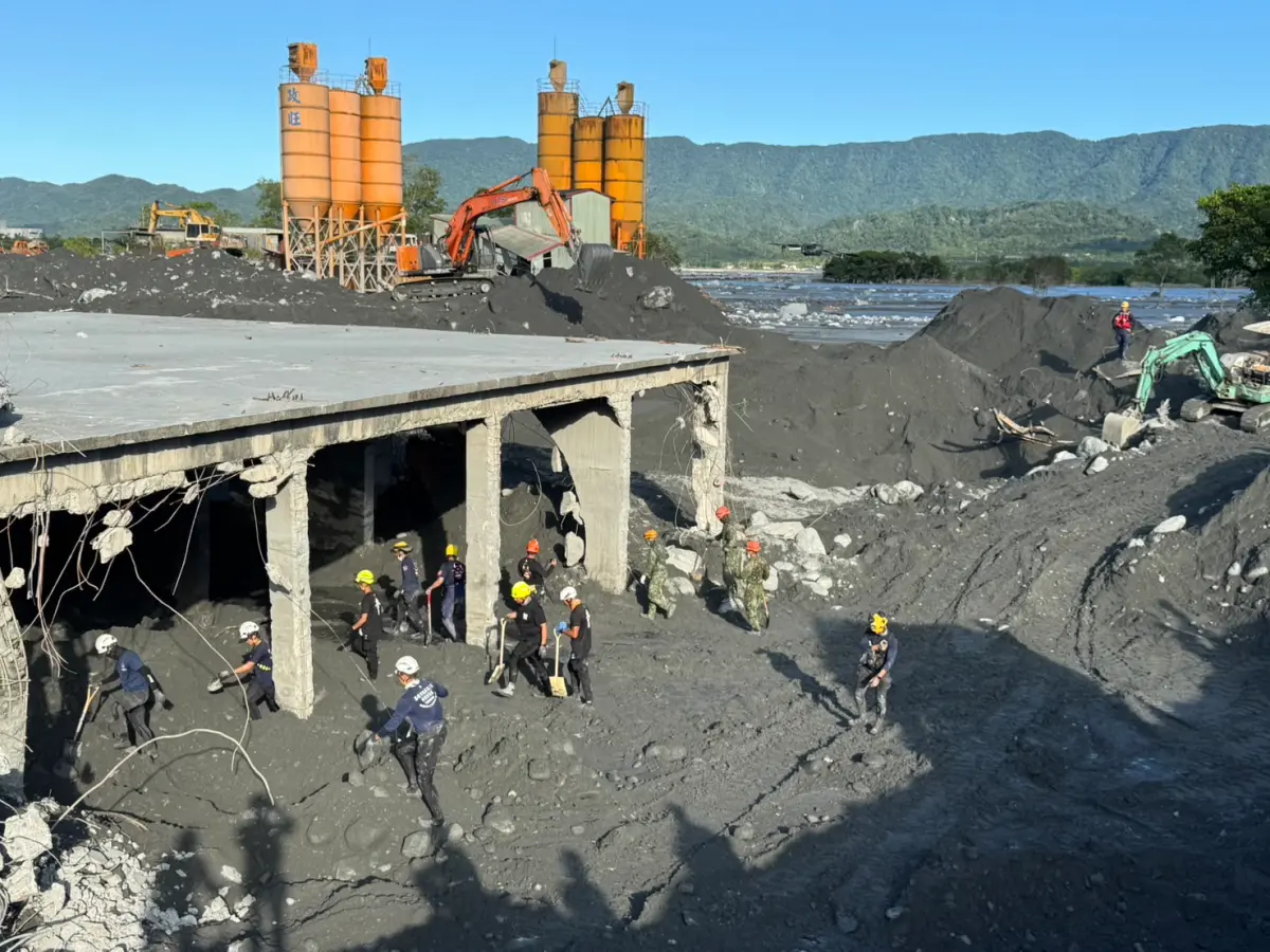 ▲ 高市搜救隊採取複合式策略，運用多部怪手進行開挖作業，針對有異味處進行徒手開挖確認。（圖／高市府消防局提供）