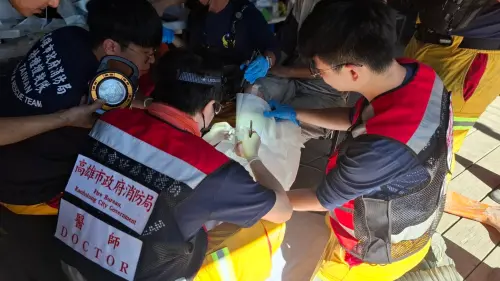 ▲ㄧ名男性災民因右小腿不慎受傷至消防局特搜現場醫療組求助，經高市消防局醫療團隊順利搶救成功。（圖／高市府消防局提供）