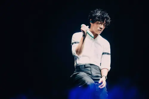 直擊／盧廣仲演唱會突現「方大同聲音」！觀眾：穿越時空聽哭了
